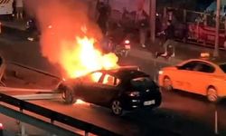 Avcılar'da kaza sonrası yanan otomobili bırakıp kaçtılar
