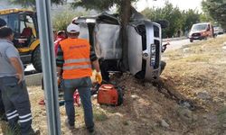 Burdur'da ağaca çarpan araçtaki baba ile oğul öldü