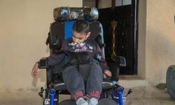 Doğuştan engelli 7 yaşındaki Serdar tekerlekli sandalyeye kavuştu 