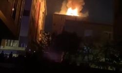 Dört katlı binanın çatısı alev alev yandı