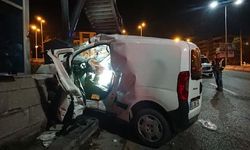 Hafif ticari araç, üst geçidin asansörüne çarptı: 2 ölü, 1 yaralı