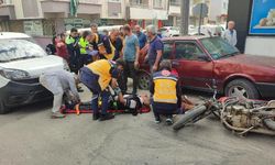 Hafif ticari araçla çarpışan motosikletteki dede-torun yaralandı