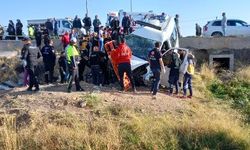 İşçi servisiyle kamyonet çarpıştı: 17 yaralı