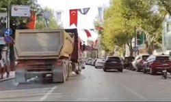 Kadıköy'de hafriyat kamyonu sürücüsünden tehlikeli hareketler