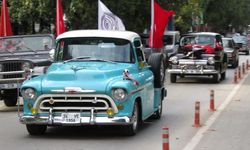 Kadıköy'de klasik otomobillerle 100.Yıl konvoyu
