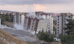 Kahramanmaraş'ta hasarlı binaların yıkımı sürüyor