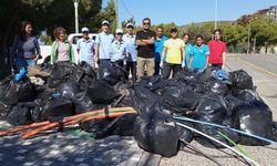 Kuşadası Doğal Botanik Parkı'ndan poşet poşet çöp topladı
