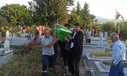 Oğlu bıçaklayıp öldürmüştü, toprağa verildi