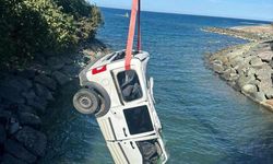 Rize'de hafif ticari araç, denize uçtu: 2 yaralı