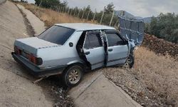 Şarampole devrilen otomobilin sürücüsü yaralandı