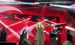 Şarkıcı Hadise, Atatürk’ün arazi kıyafetiyle Kartal’da sahne aldı