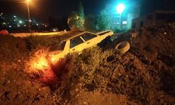 Toprak yığınına saplanan otomobildeki dört kişi yaralandı