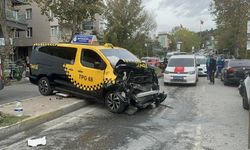  Üsküdar'da kamyonet taksiye çarptı 