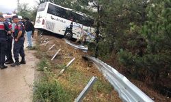 Yağış nedeniyle yoldan çıkan otobüs, ağaçlığa girdi; 2 yaralı