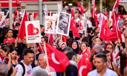 Bayraklı Belediyesi 100. Yıl Coşkusunu 10 Bin Kişilik Kortej ve Atatürk Anıtı ile Taçlandırdı