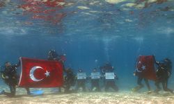 Fethiye'de dalgıçlar su altında Türk bayrağı açtı