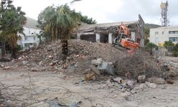 Datça'da depreme dayanıksız okulun yıkımına başlandı
