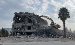 Hatay'da ağır hasarlı 3 bina kontrollü yıkıldı