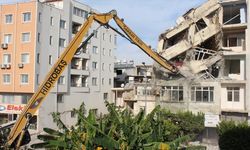 İskenderun'da depremlerde ağır hasar alan 4 bina kontrollü yıkıldı