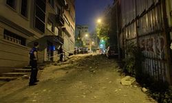 Beyoğlu'nda metruk binadan beton parçaları düştü; 3 otomobil hasar gördü
