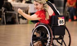 Ebru, tekerlekli sandalyesiyle dans ederek özgürleşiyor