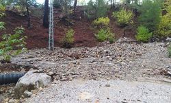 Feke ve Kozan'da sel kalıntıları nedeniyle yollar kapandı