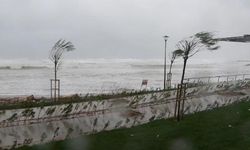 Fırtına'nın etkisiyle Karaburun'da dev dalgalar oluştu