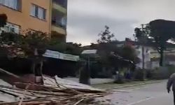 Fırtınanın savurduğu çatı, iki kişiye çarptı