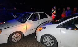 Kırıkkale'de iş makinesi ile iki otomobilin karıştığı kazada 4 kişi yaralandı