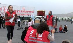 Kızılay gönüllüleri depremzede çocuklarla oynadı