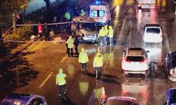 Minibüs refüje çarptı: 3 ölü, 4 yaralı
