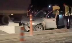 Otomobil beton logara çarptı, sürücü ve eşi yaralandı