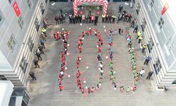 Polislerden öğrencilere 100’üncü yıl anısına 100 oyuncak