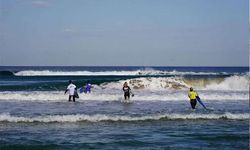 Şile'de sörf tahtaları Karadeniz ile buluştu