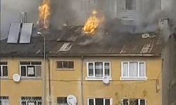 Sivas'ta iki katlı binanın çatısında yangın