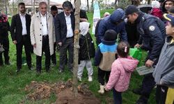 Ümraniye Belediye Başkanı Yıldırım, şehit çocuklarıyla birlikte ağaç dikti