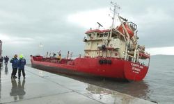 Zeytinburnu'nda karaya oturan tanker için çalışmalar başladı