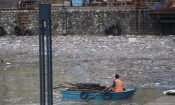 Zonguldak'ta deniz çamur rengine büründü, çöpler limana birikti