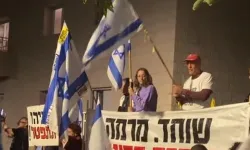 Netanyahu'nun evinin önünde protesto! Kırmızı boya döktüler