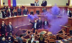 Mecliste sis bombası attılar