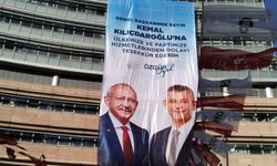 Devir teslim öncesi CHP Genel Merkezi'ne Özgür Özel imzalı dev pankart