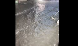 İzmir'de sağanak yağış kameralarda: Kemeraltı sular altında