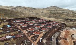 Malatya'nın Akçadağ ilçesinde köy tipi afet evlerinin inşası sürüyor