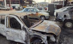 Adana'da kız arkadaşına çarpan otomobili kundakladı; 8 araç zarar gördü