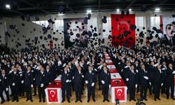 Adana’da mezun olan 750 yeni polis, kep fırlattı