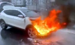Avcılar'da otomobil alev alev yandı