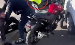 Elinden aldığı kaskla motosikletliyi darp etti