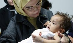 Emine Erdoğan, Gazze'den getirilen çocukları hastanede ziyaret etti