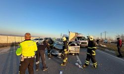 Eskişehir’de iki otomobil çarpıştı; 1’i ağır 3 yaralı