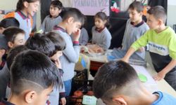 İlkokul öğrencileri Filistin için okula pazar kurdu